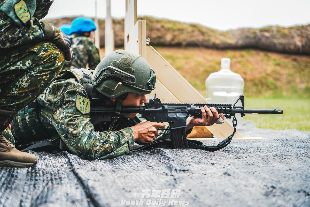 new27brigade's tweet photo. 🇹🇼台北市後備旅進行M4A1突擊步槍戰術實彈射擊，後備召員們依序完成立、跪、臥姿等射擊 https://t.co/DRKeHjiBYT