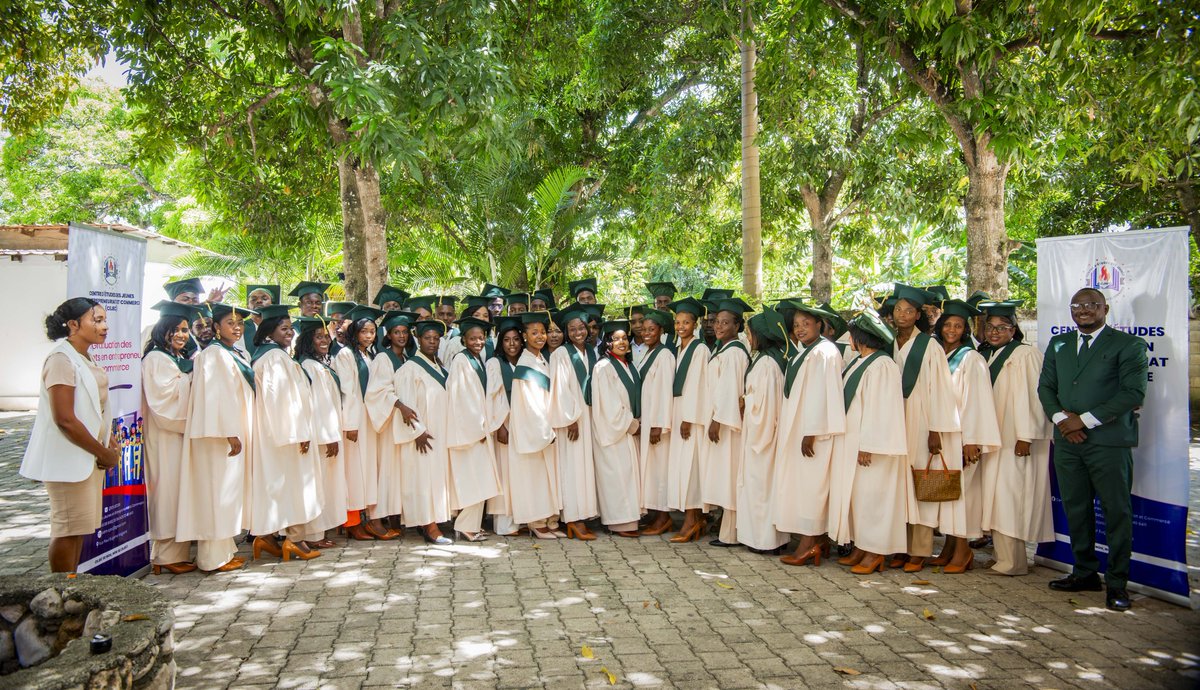 CEJEC019's tweet photo. Le samedi 1er août 2026 s'est tenue la cérémonie de graduation de la promotion baptisée « Altaïr » du Centre d’Études des Jeunes en Entrepreneuriat et Commerce (CEJEC).

À cette occasion, Madame Ange-Myrtha SAINT-FLEUR, coordonnatrice générale du CEJEC, a exprimé ses sincères remerciements aux parents et aux jeunes pour leur confiance. Elle salue l'engagement exceptionnel des professeurs : Jacques-Elie PIERRE, Yves Pericles BEAUGÉ, John Wesley AUGUSTIN, Ancène GILLES, Luckens SAINT-SAINT-JEAN, Malachy BASTIEN, Haydens Bertho SEMEXANT, Gorlonne OFFREY, Job BERÇON, Rodwgeze Valdume BRIZARD, Joslyn Kenny PREVILUS, Moléon RICHARD, Jenny BENJAMIN et William CHAVRÉ. Ses remerciements vont également à M. Ralex PIERRE ainsi qu'à toute la direction du Lycée Dumarsais Estimé pour leur précieux accompagnement.