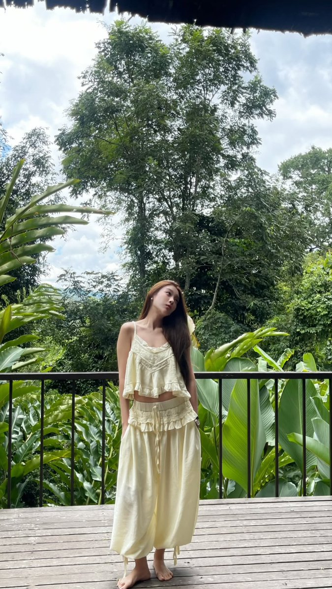 withKaewNatruja's tweet photo. ลูกแก้วมาลงสตอรี่ รับชมความสวยที่เชียงใหม่Day 2กันค่ะพิๆ ท่าโพสแย่งซีนวิวด้านหลังมาก แกล้งๆยืนล้วงเป๋า เอียงคอนิดหน่อย ว้ายยย สวยขนาดนี้ได้ไงคะเนี่ย 😘 #KaewNatruja https://t.co/z9ngna9tjr