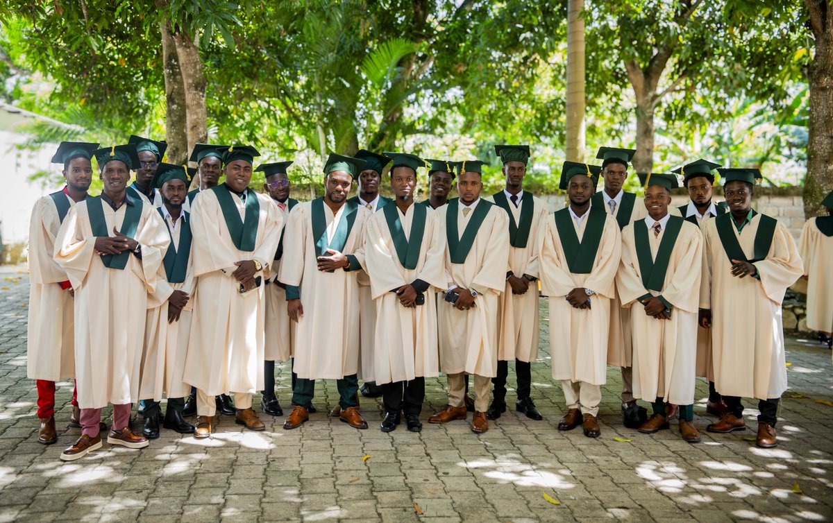 CEJEC019's tweet photo. Le samedi 1er août 2026 s'est tenue la cérémonie de graduation de la promotion baptisée « Altaïr » du Centre d’Études des Jeunes en Entrepreneuriat et Commerce (CEJEC).

À cette occasion, Madame Ange-Myrtha SAINT-FLEUR, coordonnatrice générale du CEJEC, a exprimé ses sincères remerciements aux parents et aux jeunes pour leur confiance. Elle salue l'engagement exceptionnel des professeurs : Jacques-Elie PIERRE, Yves Pericles BEAUGÉ, John Wesley AUGUSTIN, Ancène GILLES, Luckens SAINT-SAINT-JEAN, Malachy BASTIEN, Haydens Bertho SEMEXANT, Gorlonne OFFREY, Job BERÇON, Rodwgeze Valdume BRIZARD, Joslyn Kenny PREVILUS, Moléon RICHARD, Jenny BENJAMIN et William CHAVRÉ. Ses remerciements vont également à M. Ralex PIERRE ainsi qu'à toute la direction du Lycée Dumarsais Estimé pour leur précieux accompagnement.