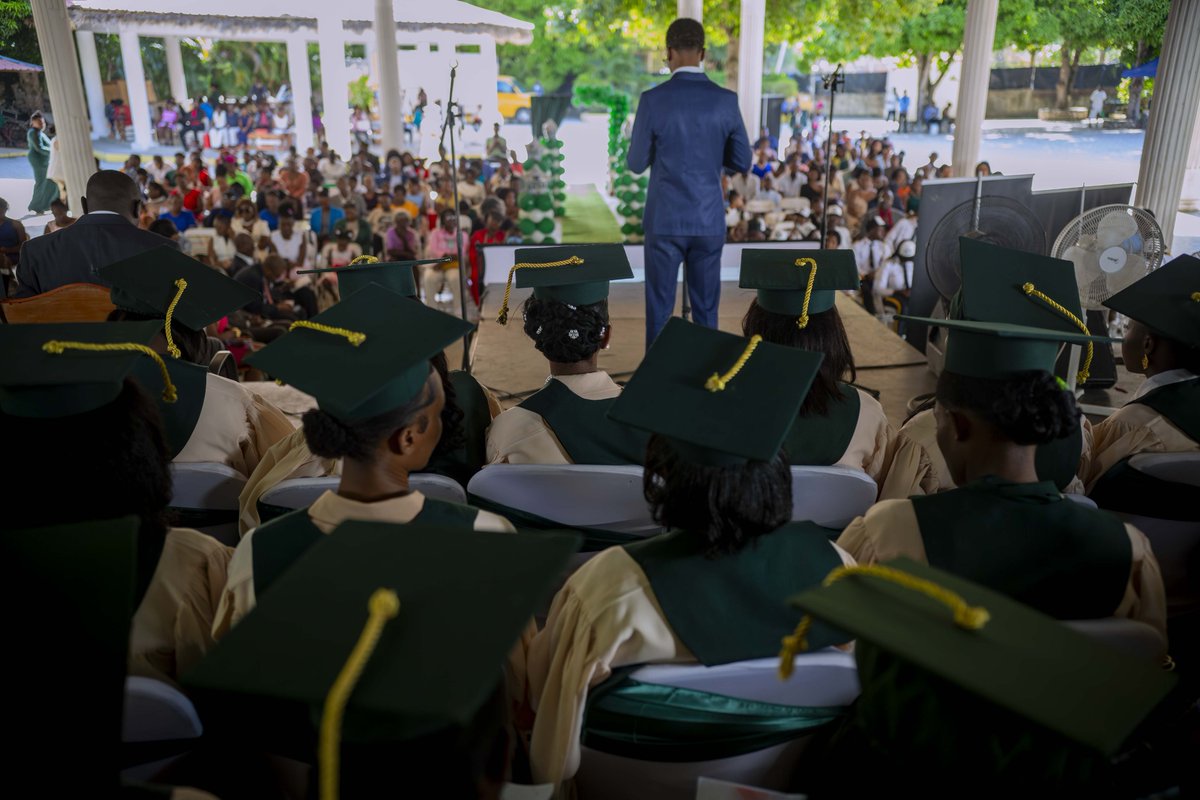 CEJEC019's tweet photo. Le samedi 1er août 2026 s'est tenue la cérémonie de graduation de la promotion baptisée « Altaïr » du Centre d’Études des Jeunes en Entrepreneuriat et Commerce (CEJEC).

À cette occasion, Madame Ange-Myrtha SAINT-FLEUR, coordonnatrice générale du CEJEC, a exprimé ses sincères remerciements aux parents et aux jeunes pour leur confiance. Elle salue l'engagement exceptionnel des professeurs : Jacques-Elie PIERRE, Yves Pericles BEAUGÉ, John Wesley AUGUSTIN, Ancène GILLES, Luckens SAINT-SAINT-JEAN, Malachy BASTIEN, Haydens Bertho SEMEXANT, Gorlonne OFFREY, Job BERÇON, Rodwgeze Valdume BRIZARD, Joslyn Kenny PREVILUS, Moléon RICHARD, Jenny BENJAMIN et William CHAVRÉ. Ses remerciements vont également à M. Ralex PIERRE ainsi qu'à toute la direction du Lycée Dumarsais Estimé pour leur précieux accompagnement.