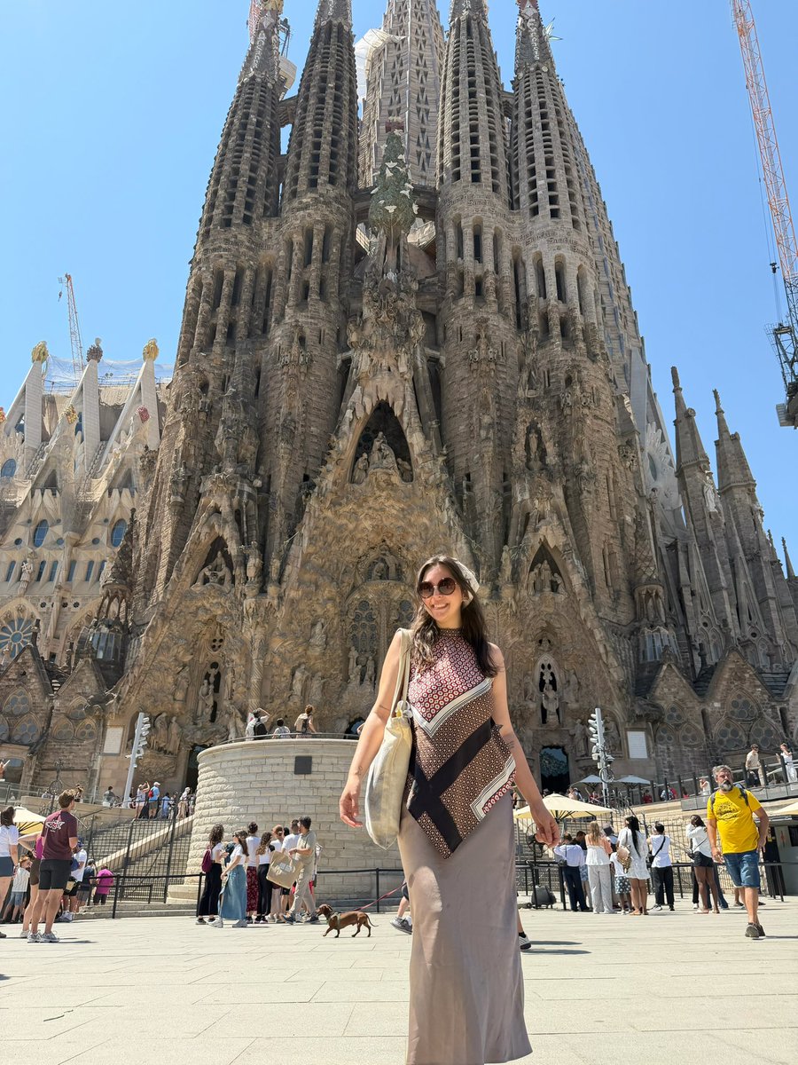 evaderecha's tweet photo. Mientras mi contacto de emergencia hace cosas de contacto de emergencia… aquí estoy yo, living my best life, veraneando en Barcelona. https://t.co/CjniXPnPof