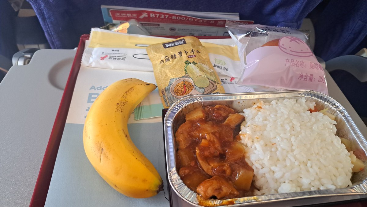 hinappu_'s tweet photo. 機内食と富士山 https://t.co/PfC4c6nozq