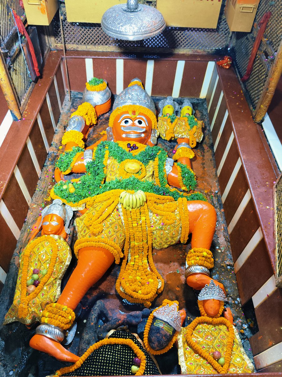 ankitpujariji's tweet photo. आज का भव्य श्रृंगार आरती दर्शन दिनाँक 06/08/2026 दिन #गुरुवार को श्री बड़े हनुमान जी महाराज के सायंकालीन श्रृंगार आरती दर्शन 
Shri Bade Hanuman Ji Mandir 🛕 

#जयश्रीराम 🙏🏻 #ankitpujariji #officialankit2 #badehanumanji #hindutemplelive https://t.co/QDkRMF0MET
