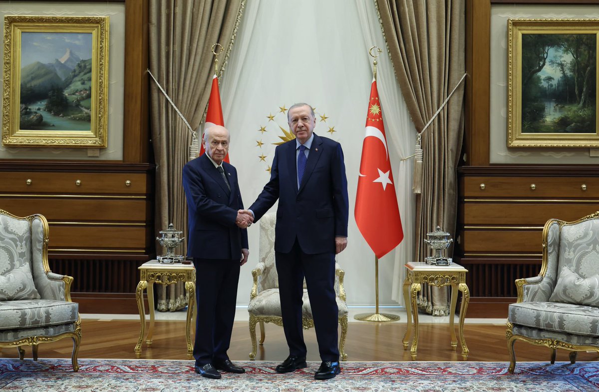 Ulku_Ocaklari's tweet photo. Liderimiz Sayın Devlet BAHÇELİ, Cumhurbaşkanımız Sayın Recep Tayyip ERDOĞAN ile Cumhurbaşkanlığı Külliyesinde bir araya geldi. https://t.co/ofBg5iPYis
