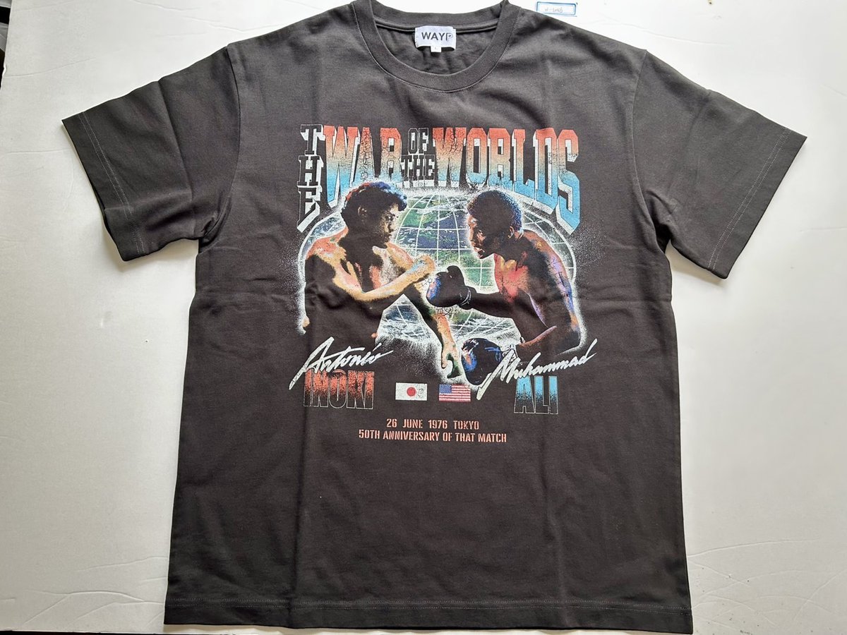 Inoki_Kanji's tweet photo. 【猪木＆アリ コラボグッズ販売👕】

9日(日)より『猪木・アリ展』がスタート。
イベント開催を記念致しまして、
初の『猪木&アリ』コラボレーショングッズを販売。

【第1弾】　
猪木＆アリ『THE WAR OF THE WORLD』Tシャツ

🏨京王プラザホテル本館3階
　『格闘技世界一決定戦POPUPSHOPSTORE』にて販売

https://t.co/983RmjvhQm