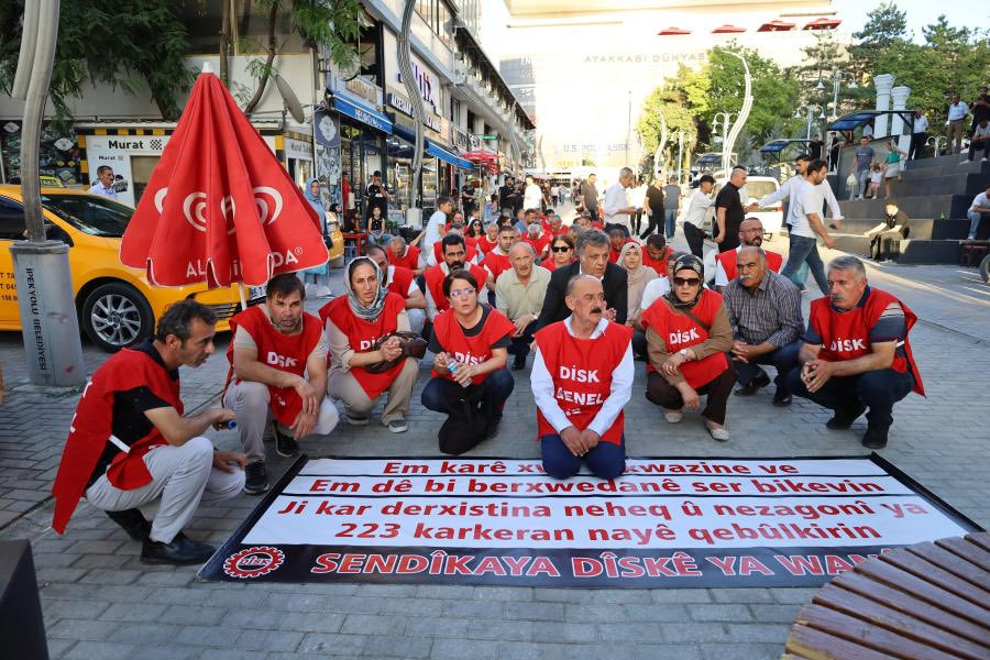 ToplumsalMuhale's tweet photo. Kayyım 223 işçiyi 372 gündür işsiz bırakıyor!

Van Büyükşehir Belediyesi’nde kayyım yönetimi tarafından “arşiv araştırması” bahanesiyle işten çıkarılan 223 işçinin direnişi 372. gününde sürüyor. 

İşçiler; işten çıkarmaların geri alınmasını, işe iade kararlarının uygulanmasını ve kayyımın siyasi-sendikal ayrımcılığına son verilmesini talep ediyor.