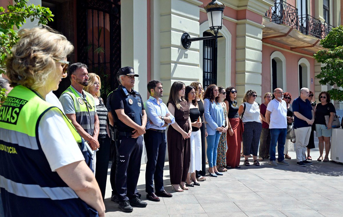 Rebeca_Murcia's tweet photo. Murcia guarda silencio con el corazón roto ante este asesinato machista. 

Mostramos nuestra más firme condena, todo el cariño a familiares y amigos, y el compromiso de no mirar nunca hacia otro lado.

Ni una mujer más. Nunca más. https://t.co/qTqDBq5pVr