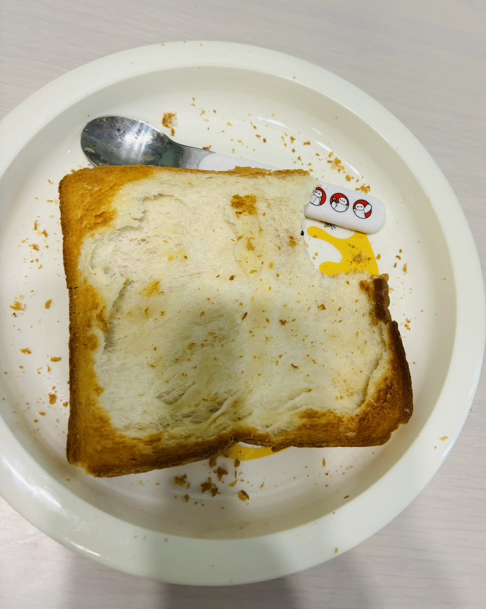 0nudibranch0's tweet photo. 👶🏻パン食べる！
👩🏻どーぞ！
…数分後
👶🏻ご飯食べる！
👩🏻パン一口しかかじってないじゃん！
せっかく焼いたんだから半分くらい食べてよ〜
半分にしようと思ってパン触る
👩🏻ん？？
パン裏返す

どーしたらそーゆー半分の食べ方できるんwwwwwwww https://t.co/Mepn31MBmy