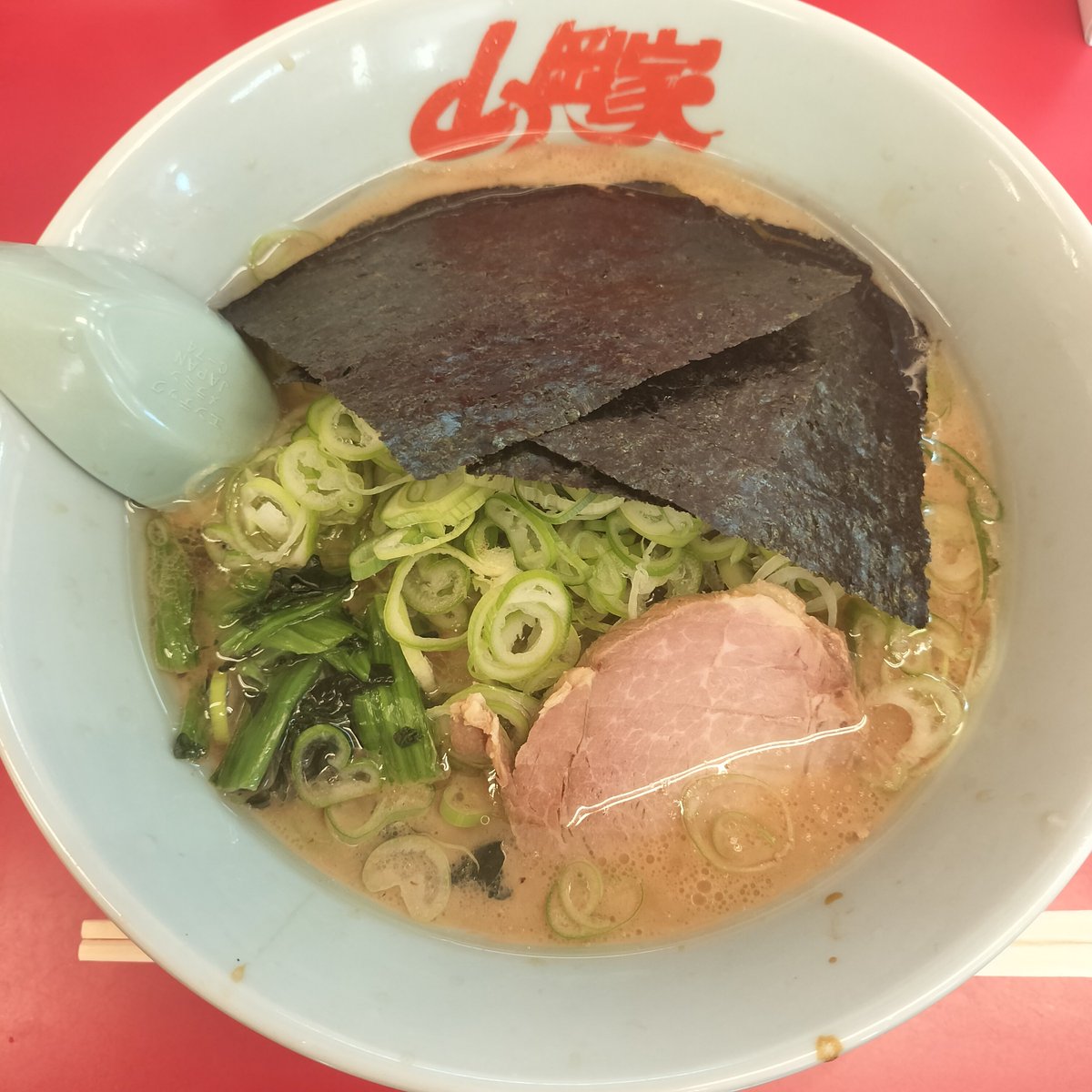 sasuke_takesan's tweet photo. 山岡家原点の味にして代表である醤油ラーメンはやめられないですねぇ。
#山岡家 https://t.co/YvV0zpebr7