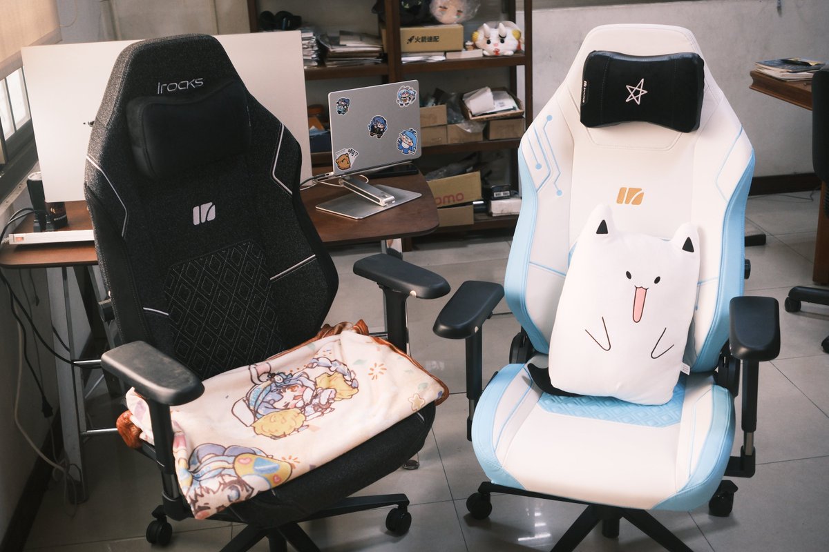 fuwafuwa_35's tweet photo. 開箱 iRocks 艾芮克 與 白上フブキ 聯名的
T29 旗艦工學椅 / K85R PRO 鍵盤!
-
一開始的包裝與說明書上
就能發現有很多fubuki的元素!!
在小地方能看出用心
原本不太敢買白色的椅子
但因為皮面是防汙耐水解的科技皮
稍微弄髒拿濕紙巾就能擦掉, 非常神奇
超愛附贈的吹吉拉靠枕! 很軟很好靠!!
也喜歡頭枕上的星星, 背面的小吉祥物
鍵盤跟鍵帽也都設計得很棒
覺得是一次完成度非常高的聯名
希望以後會有更多成員的
(附上與我的原版T29合照w)
#白上フブキ