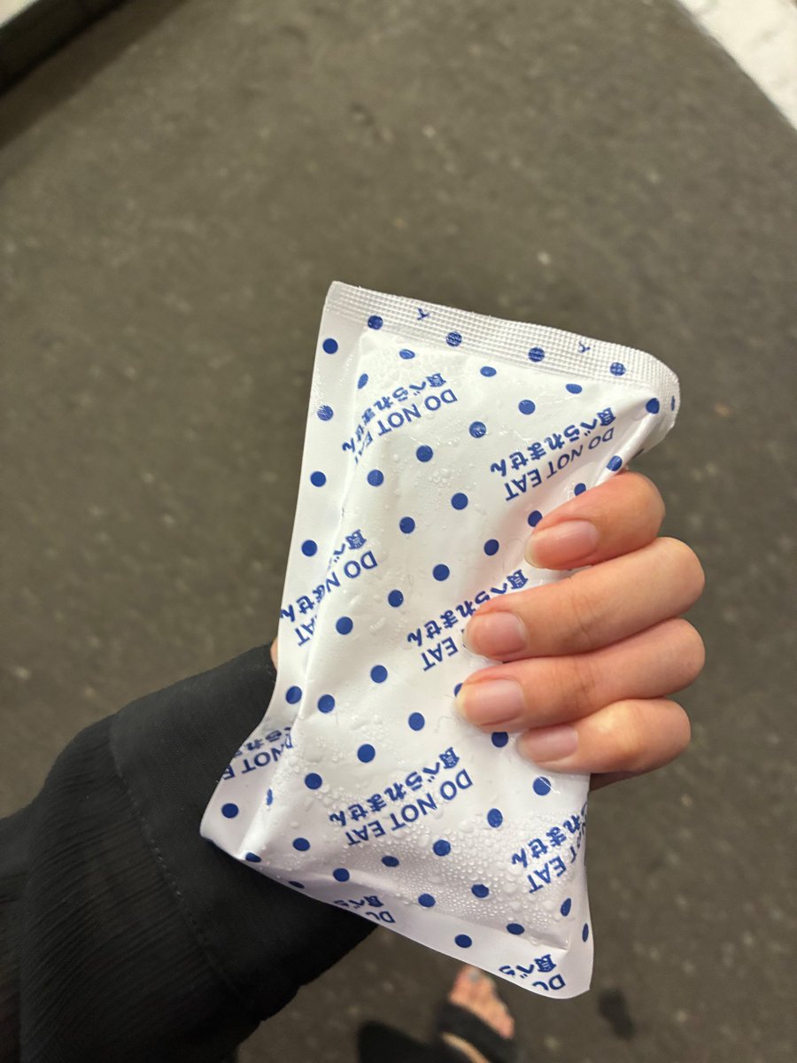 Re_e_ru's tweet photo. 冷やしてないと痛いから、保冷剤を握ってコンビニ行った🥲 https://t.co/i4CliBWts6