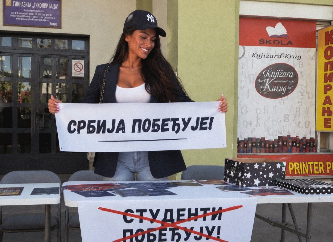 MirnaOluja's tweet photo. Srbija pobeđuje onda kada se gradi, radi i gleda u budućnost. Svako ima pravo na svoje mišljenje, ali verujem da se napredak postiže rezultatima, a ne podelama i sukobima. Studenti su jedino pokazali sukobe,nemire i mrznju! Zato biram Srbiju i Aleksandra Vučića! ŽIVELA SRBIJA! https://t.co/XTYtPgSyhY