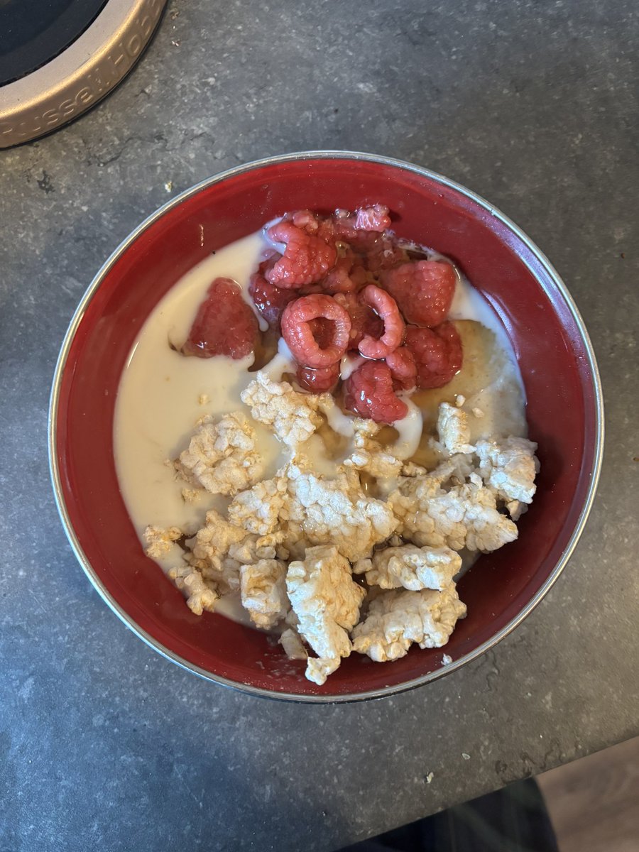 sugarcakecals's tweet photo. day 3

seriously gotta lock in and stop b/ping
 
had this for breakfast and the second photo for dinner and then awesome lunch about 1200 cals total

and then b/ped about 1000 cals at 11pm😅 i hate myself so much when does it end

anyway weigh in: 48.1kg 
did about 6k steps https://t.co/S31fBCASYU