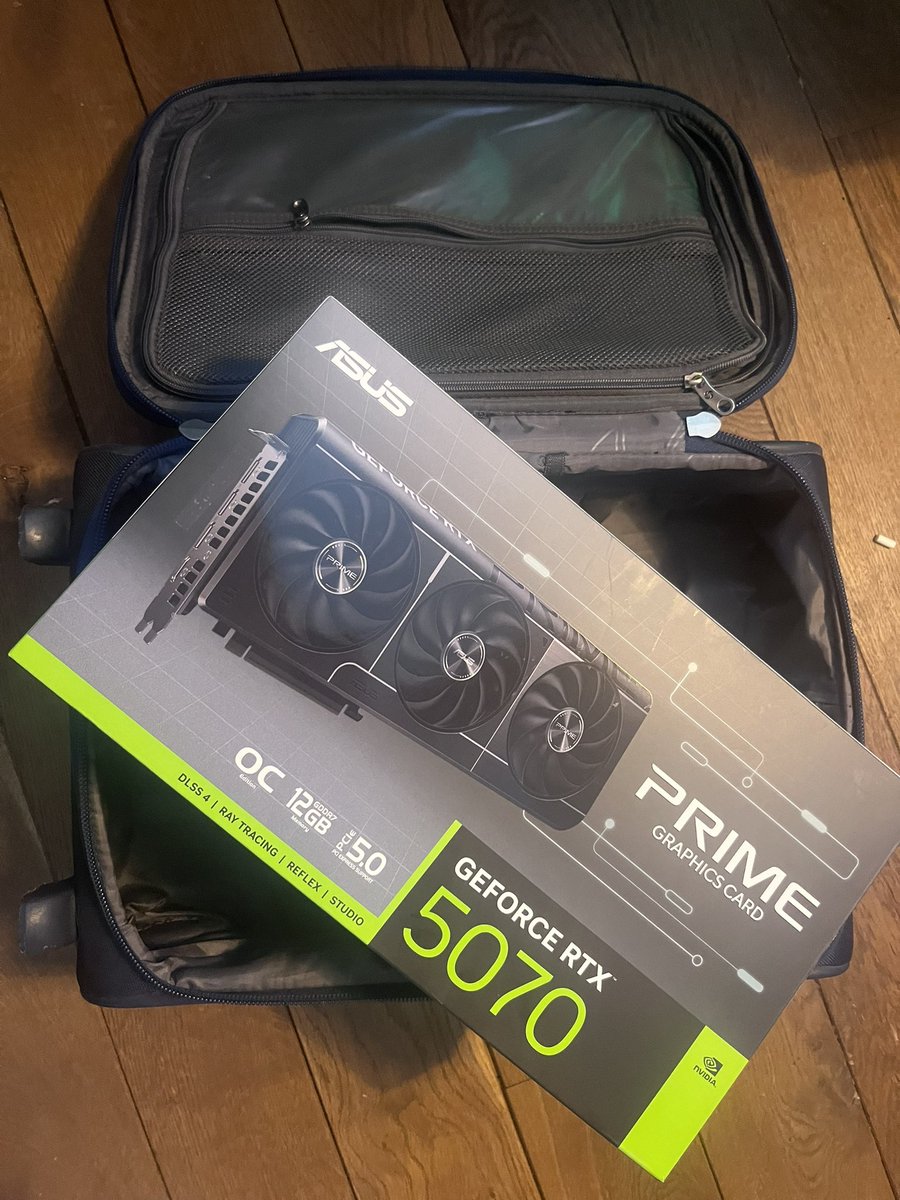 LDLC's tweet photo. Grosse galère ici avant les vacances…. 

Ca ne rentre pas dans valise. Je vais devoir m’en débarrasser. 

Quelqu’un veut ? 🎁 https://t.co/a2zap4HYcC