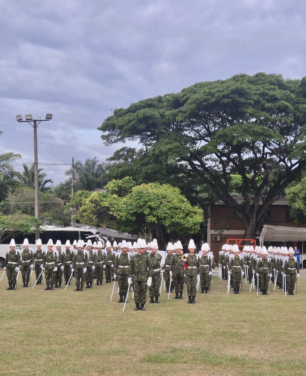ESMIC_EJC's tweet photo. A un día de la conmemoración del #7DeAgosto, los cadetes de la Escuela Militar adelantan ensayos descentralizados, perfeccionando cada movimiento y fortaleciendo la sincronía, disciplina y precisión que distinguirán su participación en esta fecha histórica para Colombia.

Cada práctica refleja el rigor con el que se forman los futuros oficiales de @COL_EJERCITO.

#BatallaDeBoyacá