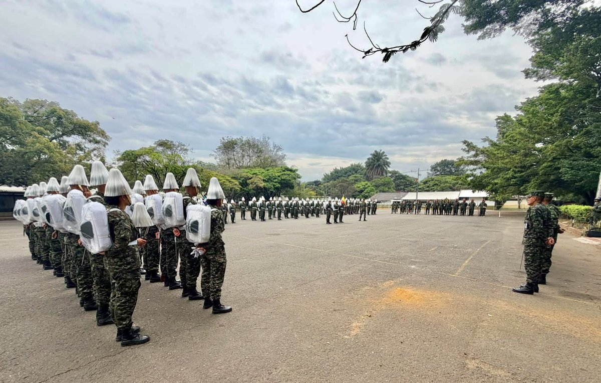 ESMIC_EJC's tweet photo. A un día de la conmemoración del #7DeAgosto, los cadetes de la Escuela Militar adelantan ensayos descentralizados, perfeccionando cada movimiento y fortaleciendo la sincronía, disciplina y precisión que distinguirán su participación en esta fecha histórica para Colombia.

Cada práctica refleja el rigor con el que se forman los futuros oficiales de @COL_EJERCITO.

#BatallaDeBoyacá