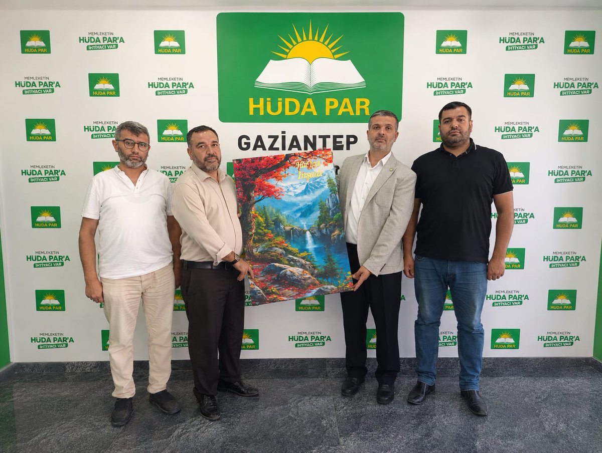 antephudapar's tweet photo. İl Başkanlığı makamını devralan Sn. Mustafa Kaya Başkanımıza "hayırlı olsun" ziyaretinde bulunarak bizleri onurlandıran Hür Yapı İnşaat firması yetkilileri Sn. Mehmet Karakuş, Hamit Kaplan ve Vakkas Kaplan beyefendilere, nazik ve kadirşinas ziyaretleri için şükranlarımızı sunarız. 
@HurDavaPartisi
 #Gaziantep