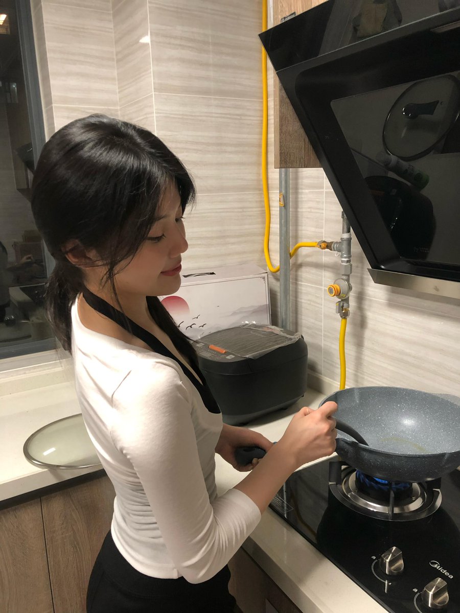 CONOR_HUNT_'s tweet photo. 在厨房做饭的她~ https://t.co/HlxhkO1aZA