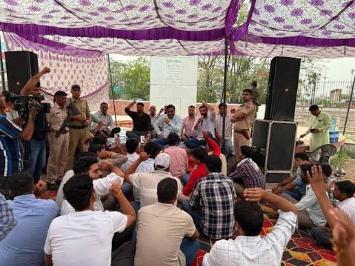 prbeniwal78's tweet photo. इस आंदोलन की बागडोर अब हनुमान बेनीवाल के हाथों !! 

प्रदेश में सबसे बड़ी मांग तृतीय श्रेणी शिक्षकों के ट्रांसफर की है जिसको लेकर शहीद स्मारक पर पिछले दो दिन से शिक्षक साथी धरने पर हैअभी तक सरकार और शिक्षकों के बीच बात नहीं बन पाई है
@hanumanbeniwal
#3rd_ग्रेड_ट्रांसफर_बहाल_करो https://t.co/dKXEVALWVE