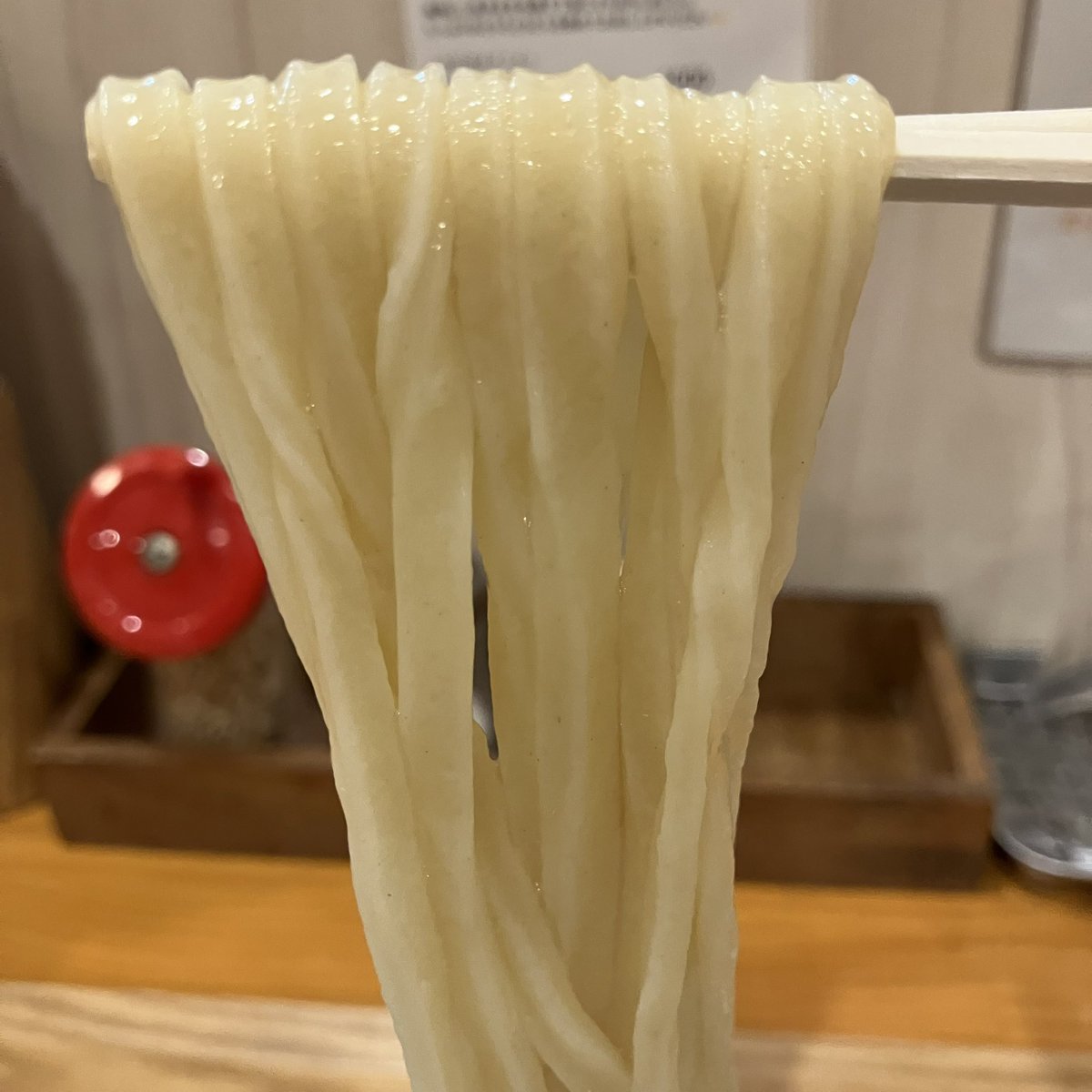 ykurikin's tweet photo. 寝屋川香里園『#上を向いて』さん…間借り営業『#なるちゃんラーメン』さん…"冷やし"は"いりこ"と"真昆布"の旨みに…まろやか"#黒醤油 "で雑味無くキレ良く…"いりこ"油の風味プラスして…#手打ち🌾"つるぴかり"に"もち姫"のもっちり歯切れ良い #手切麺 …ご馳走さまでした…(๑・ω-)～♥” @kachucurry https://t.co/rbkFiVKzoT