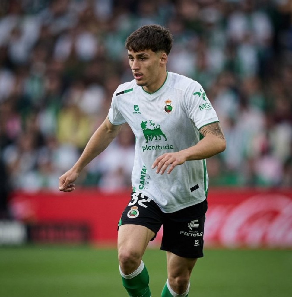 SimplyUtd's tweet photo. 🚨 Racing Santander insist Jorge Salinas will only leave if his £13.7m release clause is triggered.

Barcelona have already had a £5m bid rejected, and Manchester United would receive the same response if they bid below the clause. 

[@mundodeportivo] https://t.co/F5LsyZxwG2