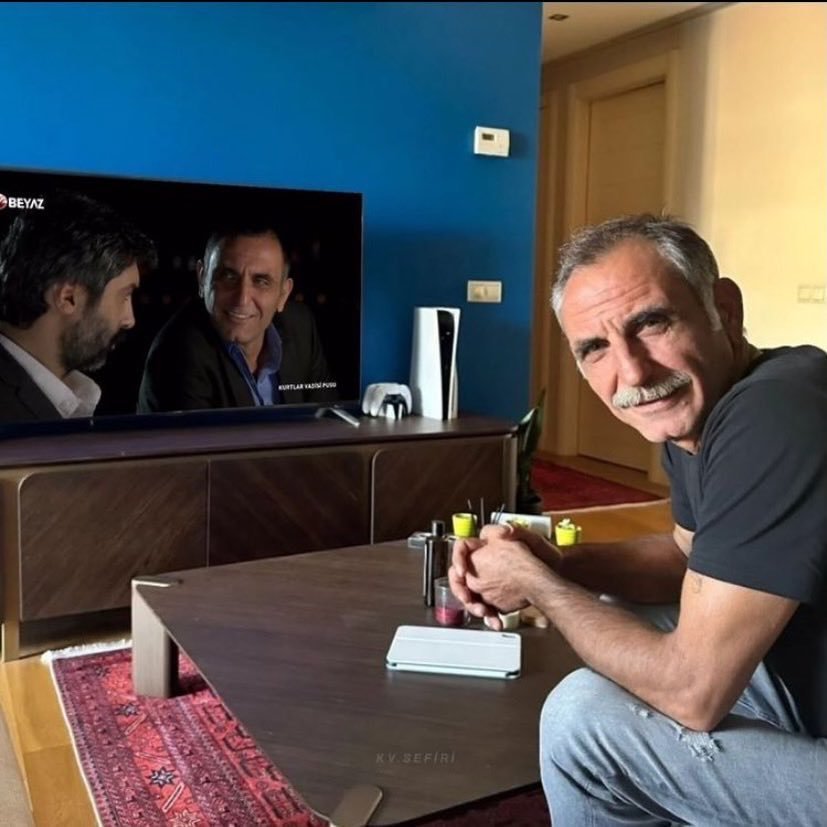 nocontexttkv's tweet photo. Memati, Kurtlar Vadisi Pusu sahnelerini izlerken fotoğraf paylaşımı yaptı. https://t.co/GNcGNjPW3N