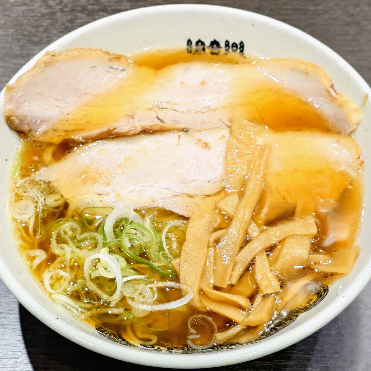 rasayumiyoe's tweet photo. 食堂はせ川@東京ﾗｰﾒﾝｽﾄﾘｰﾄ
大判チャーシュー醤油ラーメン
今宵弟子と共に開店初日に駆けつける！“喜多方ラーメン”が鶏と煮干しブースト↑で独自進化を遂げた一杯。モッチリの多加水太縮れ麺とも相性抜群！大判チャーシューも絶品☆弟子とシェアした煮干し和え玉も旨し♪ごちそうさまでした！ https://t.co/mNBrXeAQck