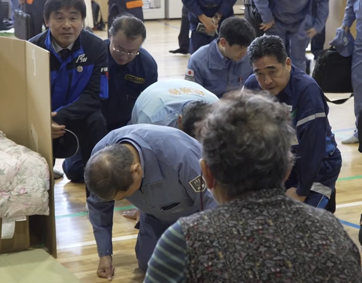 KadowakiShohei's tweet photo. 石破前首相の被災者への向き合い方、これを見ると、今回の高市首相の異常さが際立ちますね。 https://t.co/iwXdYUOmhi