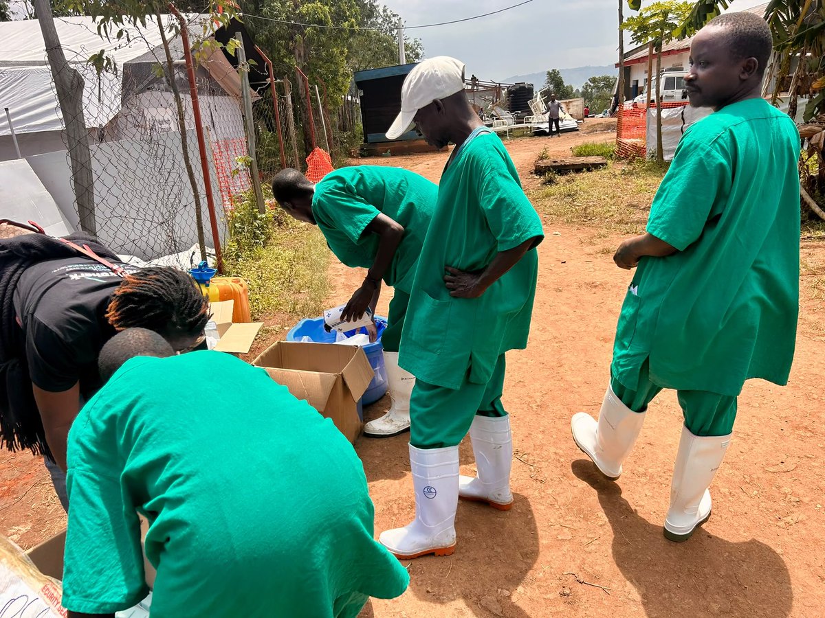 OMSRDCONGO's tweet photo. La protection commence par la prévention. Avec le soutien de @UEenRDC, @GermanyDiplo, @FCDOGovUK, @WHO renforce le déploiement des travailleurs de 1ère ligne à #Lita, Ituri. Leur mission, désinfecter ménages et structures de santé pour contrer la propagation du virus #Bundibugyo. https://t.co/OHSfHKFaMr