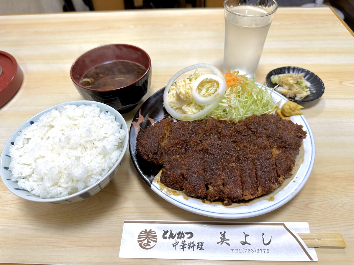 1777_42's tweet photo. みそカツ定食1.05k
美よし@名古屋今池
ちょうど2年ぶりの訪、でもお値段据え置きが嬉しい‼️揚げたてトンカツをさらさらタイプの味噌ダレにどっぷり浸かった最高に自分好みのやつ😅 ただ惜しいのは今池の繁華街で夕食はこれからの時間19時に閉店してしまう事ただそれだけ… https://t.co/SjdIM94nzj