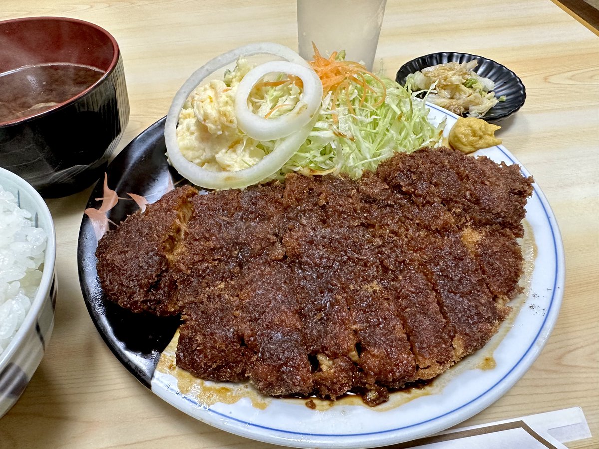 1777_42's tweet photo. みそカツ定食1.05k
美よし@名古屋今池
ちょうど2年ぶりの訪、でもお値段据え置きが嬉しい‼️揚げたてトンカツをさらさらタイプの味噌ダレにどっぷり浸かった最高に自分好みのやつ😅 ただ惜しいのは今池の繁華街で夕食はこれからの時間19時に閉店してしまう事ただそれだけ… https://t.co/SjdIM94nzj