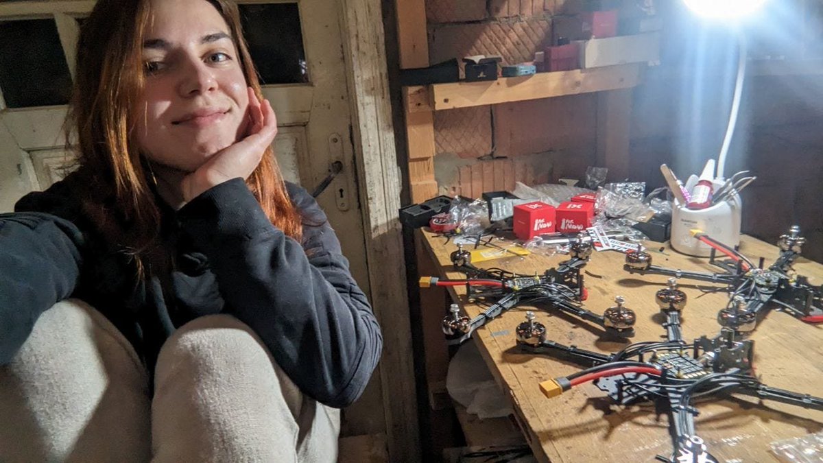 Alina_Lipp_X's tweet photo. Wenn Sie das nächste Mal irgendwo etwas über zivile Opfer in der Ukraine hören, denken Sie an diese wunderbaren Fotos von den netten Ukrainern, die Drohnen in ihren Häusern und Wohnungen zusammenbauen https://t.co/sJOAHwgCxd