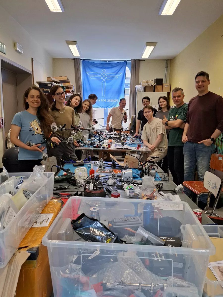 Alina_Lipp_X's tweet photo. Wenn Sie das nächste Mal irgendwo etwas über zivile Opfer in der Ukraine hören, denken Sie an diese wunderbaren Fotos von den netten Ukrainern, die Drohnen in ihren Häusern und Wohnungen zusammenbauen https://t.co/sJOAHwgCxd
