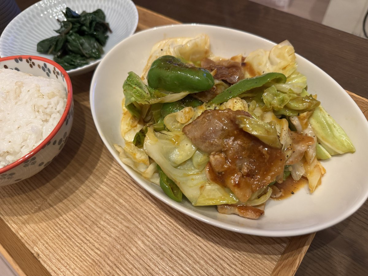 ma_nichijyo's tweet photo. コウケンテツ先生の回鍋肉作った🫑🥩

左にあるのはお母さんにもらったツルムラサキ🌱

歩いて帰ってから自分のためだけに料���して偉いね〜😌 https://t.co/D2h69lxaEs