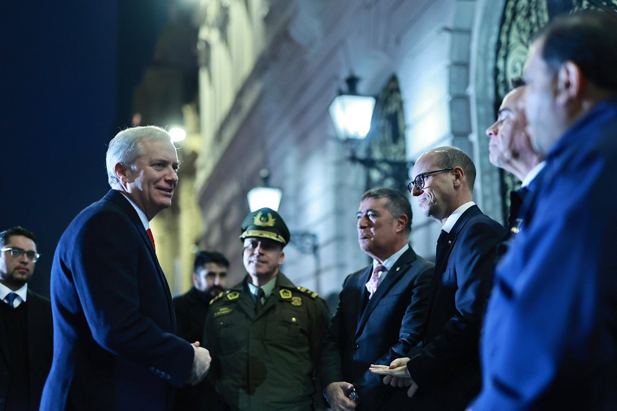 martinarrau's tweet photo. Comenzamos la jornada en la comuna de Santiago, junto al Presidente José Antonio Kast y al alcalde Mario Desbordes, en la antesala de la presentación de los detalles de la Agenda Contra el Crimen Organizado y el Terrorismo (ACOT).

En la Plaza de Armas dimos inicio a un copamiento policial para reforzar la presencia del Estado en las calles, con fiscalizaciones, controles de identidad, vehiculares y migratorios. Seguimos trabajando coordinadamente para recuperar los espacios públicos y entregar mayor seguridad a las familias.

#ChileContraElCrimen