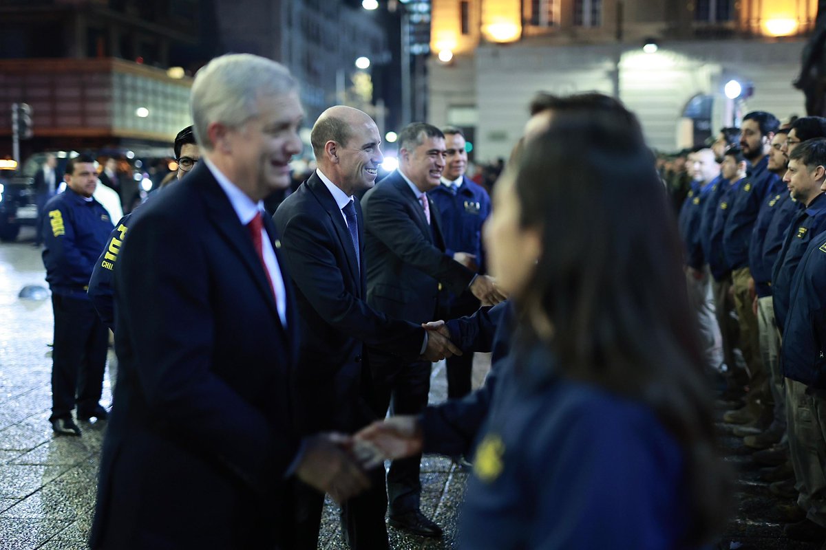 martinarrau's tweet photo. Comenzamos la jornada en la comuna de Santiago, junto al Presidente José Antonio Kast y al alcalde Mario Desbordes, en la antesala de la presentación de los detalles de la Agenda Contra el Crimen Organizado y el Terrorismo (ACOT).

En la Plaza de Armas dimos inicio a un copamiento policial para reforzar la presencia del Estado en las calles, con fiscalizaciones, controles de identidad, vehiculares y migratorios. Seguimos trabajando coordinadamente para recuperar los espacios públicos y entregar mayor seguridad a las familias.

#ChileContraElCrimen