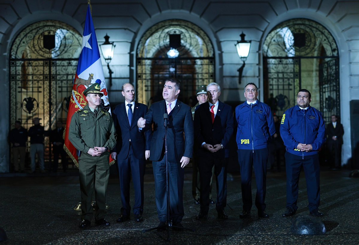 martinarrau's tweet photo. Comenzamos la jornada en la comuna de Santiago, junto al Presidente José Antonio Kast y al alcalde Mario Desbordes, en la antesala de la presentación de los detalles de la Agenda Contra el Crimen Organizado y el Terrorismo (ACOT).

En la Plaza de Armas dimos inicio a un copamiento policial para reforzar la presencia del Estado en las calles, con fiscalizaciones, controles de identidad, vehiculares y migratorios. Seguimos trabajando coordinadamente para recuperar los espacios públicos y entregar mayor seguridad a las familias.

#ChileContraElCrimen