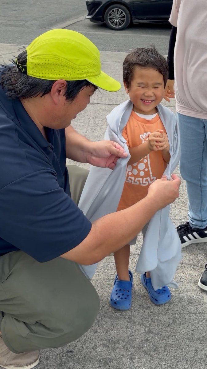 hezuruy's tweet photo. 冷たーい。
子供に冷感ポンチョを着せてあげたら大はしゃぎで喜んでくれました。
こんな素敵な代物を提供してくれた山口県の恩師に感謝。 https://t.co/7r9AhegY8t