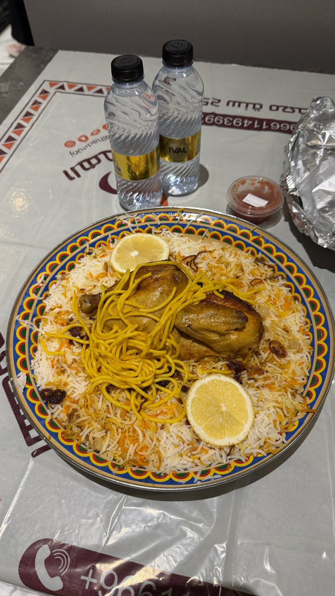 oix_61's tweet photo. 💡بصراحة كنت جاي مخصوص عشان أجرب الزربيان 
      عندهم، لكن للأسف وصلت بوقت متأخر وكان 
      مخلص من كثرة الطلب، ما شاء الله تبارك الرحمن .

🤔 فغيّرت الخطة وطلبت نص دجاج هدوج بـ 29﷼.

👌🏻 وأشهد كلمة حق… 
       الأكل نظيف، والمكان مرتب، والخدمة طيبة. 
       الله يبارك لهم، وإن شاء الله تكون لي زيارة ثانية 
       أجرب فيها الزربيان.
—
• نصف حبة دجاج هدوج ب29﷼ 〽️
" تجيك مكرونة إضافية داخل الدجاج زي التتبيلة ورشة خارجية . ✅