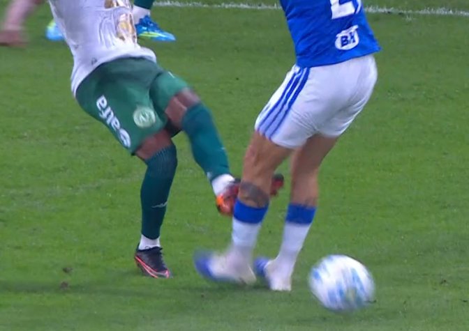 NeyanOficial's tweet photo. @AlePraetzel Coitada da chape, foi muito prejudicada: Era pra ter sido expulsos uns 3, expulsaram 1 na terceira vez, o árbitro deveria estar esperando alguém quebrar a perna, nem coloquei o chute na cara que 9 Matheus Henrique levo7.👍 https://t.co/DWR1If626O