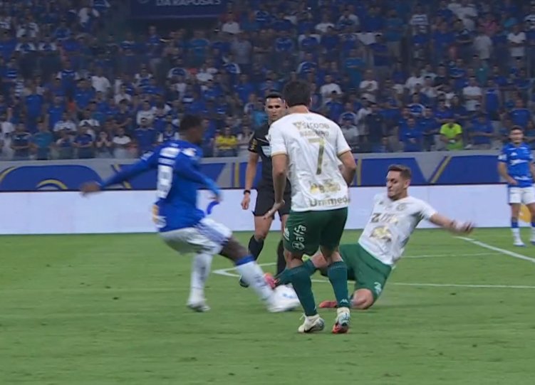 NeyanOficial's tweet photo. @AlePraetzel Coitada da chape, foi muito prejudicada: Era pra ter sido expulsos uns 3, expulsaram 1 na terceira vez, o árbitro deveria estar esperando alguém quebrar a perna, nem coloquei o chute na cara que 9 Matheus Henrique levo7.👍 https://t.co/DWR1If626O