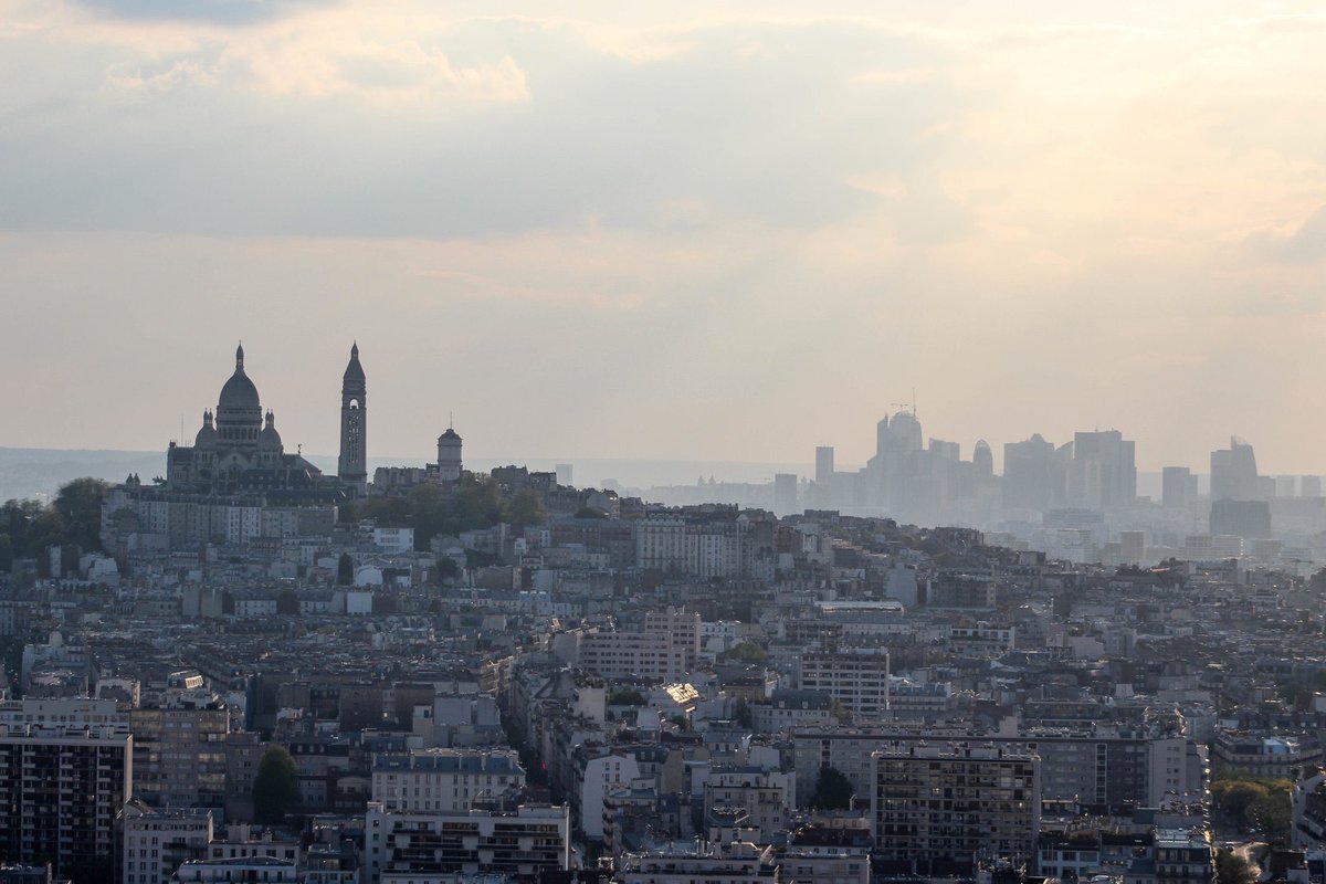 mehdi_kerrouche's tweet photo. La vue sur la basilique du Sacré-Cœur de Montmartre, avec La Défense en arrière-plan, à trois moments différents de la journée 🎞️ https://t.co/u6Po6kCvma