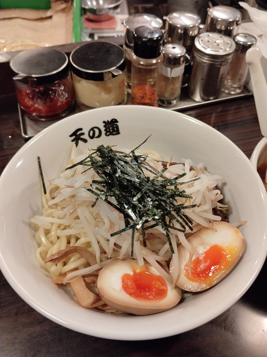 urasma_tarow's tweet photo. らーめん天の道
#青梅街道 #井草八幡宮 
もやし味玉つけ麺しょうゆ味

今年も酷暑で夏がしんどい
麺の下には極厚チャーシューがたんまり隠されていたが、漬け汁の中に浸してあったほうがいいな。
うまかった。夏はつけ麺🤩 https://t.co/ZbyUYeHNfZ