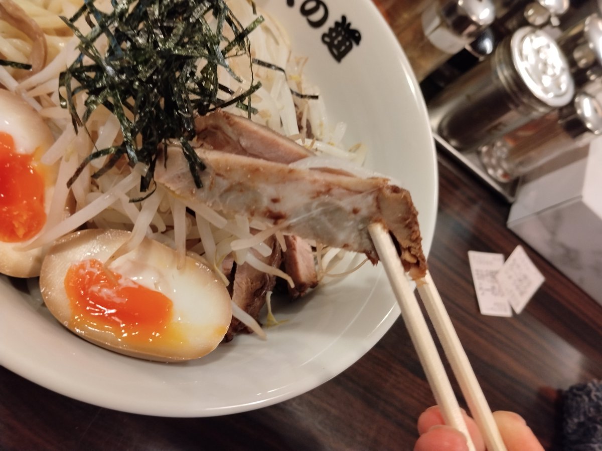 urasma_tarow's tweet photo. らーめん天の道
#青梅街道 #井草八幡宮 
もやし味玉つけ麺しょうゆ味

今年も酷暑で夏がしんどい
麺の下には極厚チャーシューがたんまり隠されていたが、漬け汁の中に浸してあったほうがいいな。
うまかった。夏はつけ麺🤩 https://t.co/ZbyUYeHNfZ