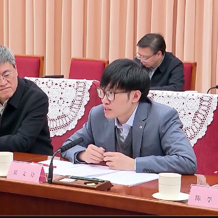 _FORAB's tweet photo. 此次宇树科技 IPO 打新，战略配售认购者名单里，出现了 DeepSeek 的深度求索公司，与中信、中石油、社保基金，为同一轮战略配售投资人。

梁文锋要赢麻了。 https://t.co/ODM9yG6QyT