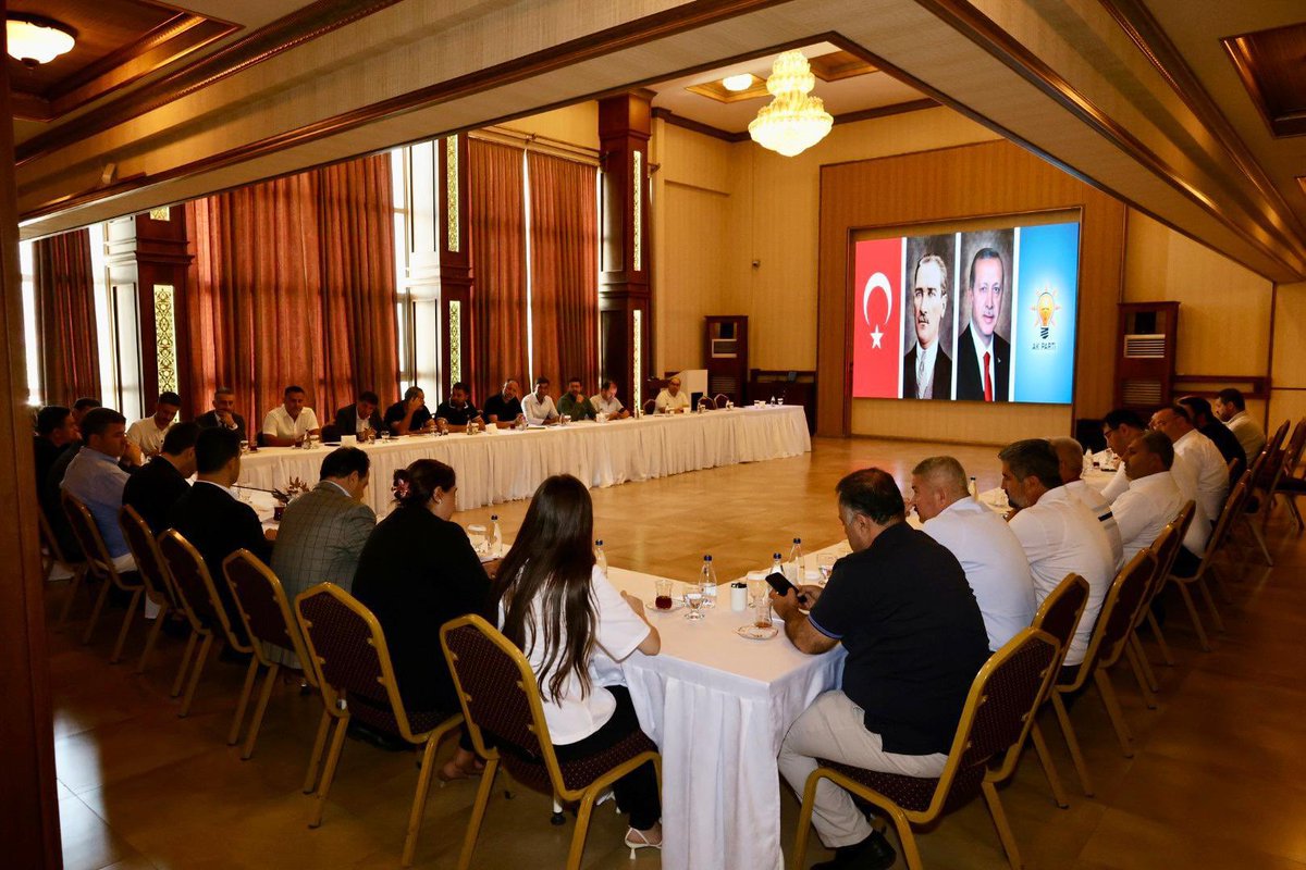 AdemAldemir33's tweet photo. 📍 Yenişehir

✅ İlçe Başkanları & Yürütme Kurulu Toplantısı

İl Başkan Yardımcılarımız, İl Kadın Kolları Başkanımız Sayın Hülya Ekin, İl Gençlik Kolları Başkanımız Sayın Ahmet Karagöz ve İlçe Başkanlarımızın katılımlarıyla İlçe Başkanları ve Yürütme Kurulu Toplantımızı gerçekleştirdik.

Toplantımızda, Ankara'da gerçekleştirilecek 14 Ağustos AK Parti'mizin 25. Kuruluş Yıl Dönümü etkinliklerine yönelik hazırlıklarımızı kapsamlı şekilde değerlendirdik.

Çeyrek asırlık kutlu yürüyüşümüzü, teşkilatımızın ortak heyecanı, güçlü koordinasyonu ve birlik ruhuyla milletimizle buluşturmaya hazırlanıyoruz.

🇹🇷 Milletimizle Çeyrek Asır, Türkiye Geleceğe Hazır.
