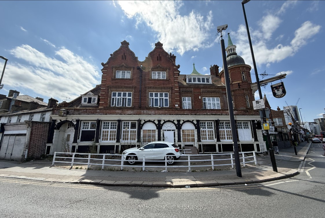 thevicsoc's tweet photo. Two of our Top Ten Endangered Buildings have just been put up for sale. The Rockwell Green Water Tower, and the former Leslie Arms are both in need of sympathetic new ownership. 🧵 
📷
R: The Former Leslie Arms, Allsop 
L: Rockwell Green Water Tower, The Vic Soc https://t.co/sBelmQG67B