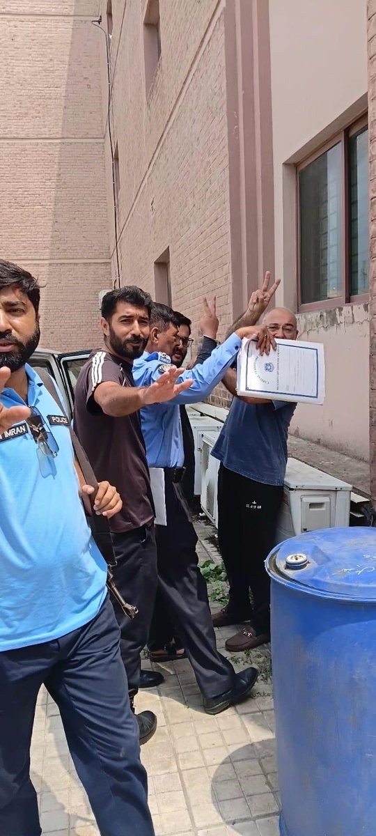 SenatorMushtaq's tweet photo. 5 دن کی حراست اور مبینہ تشدد کے بعد

سینیٹر (ر)مشتاق احمد خان کو مزید 4 روزہ جسمانی ریمانڈ پر پولیس کی تحویل میں دے دیا گیا۔ https://t.co/TBqYR4tQpW