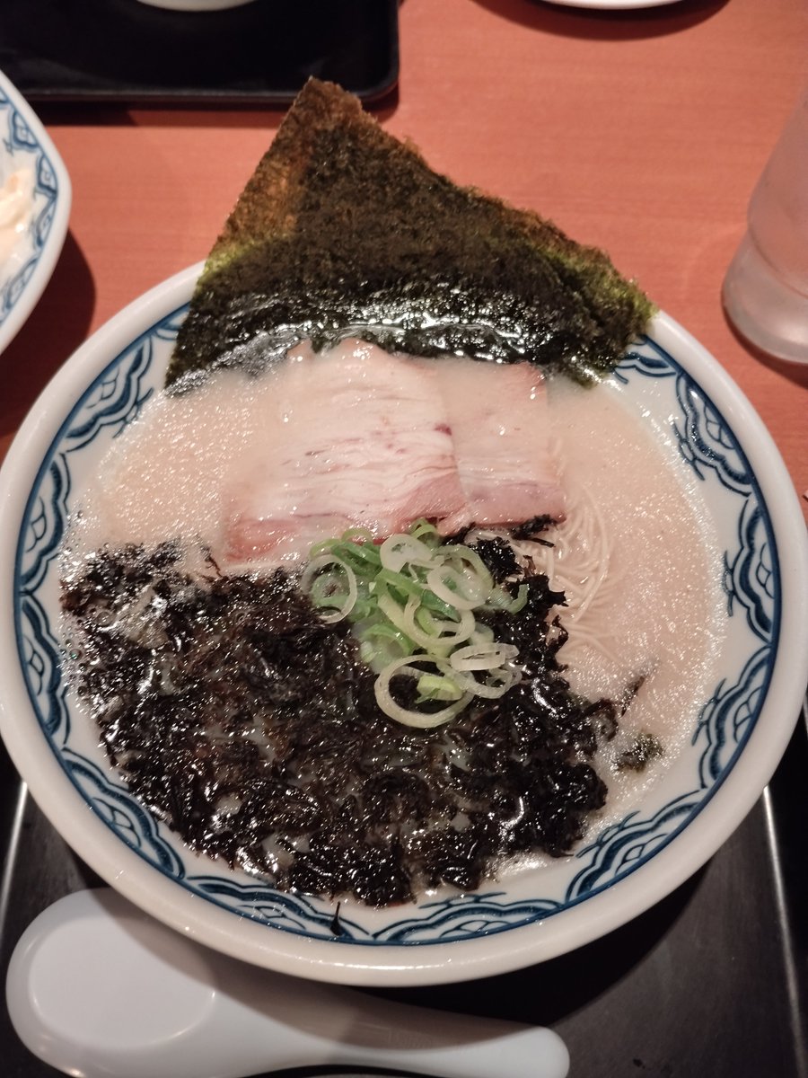 urasma_tarow's tweet photo. 後輩と仕事帰りに
たまに行きたくなる
博多由丸らーめん

写真は岩のり塩豚骨ラーメン https://t.co/D9rld8vLSq